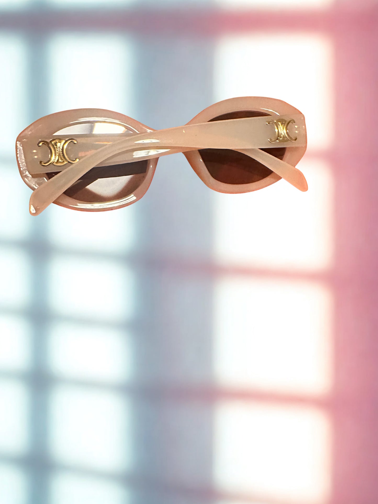 Gafas de sol estilo lujo con detalle dorado