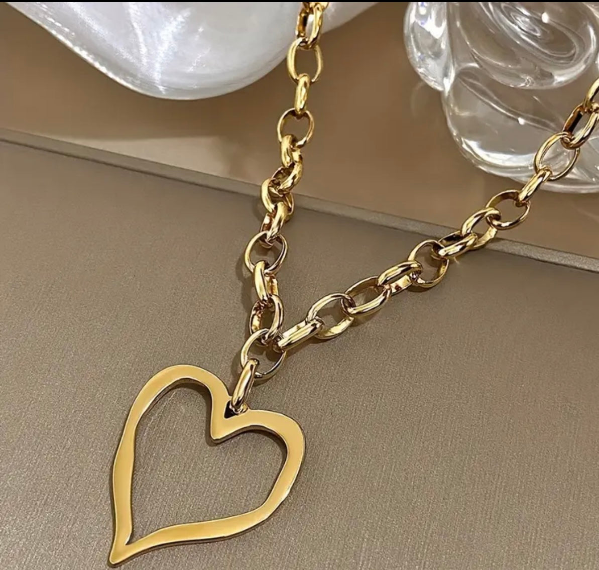 Collar Dorado en Acero Inoxidable – Colgante Corazón Hueco Elegante