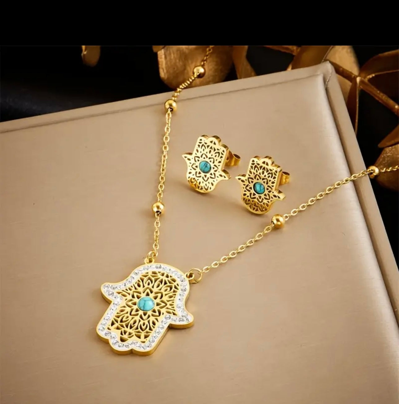 Set Dorado en Acero Inoxidable – Collar y Aretes Mano de Fátima con Detalles Turquesa