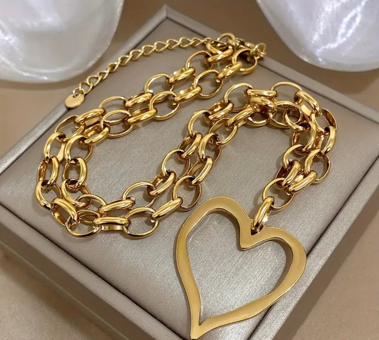 Collar Dorado en Acero Inoxidable – Colgante Corazón Hueco Elegante