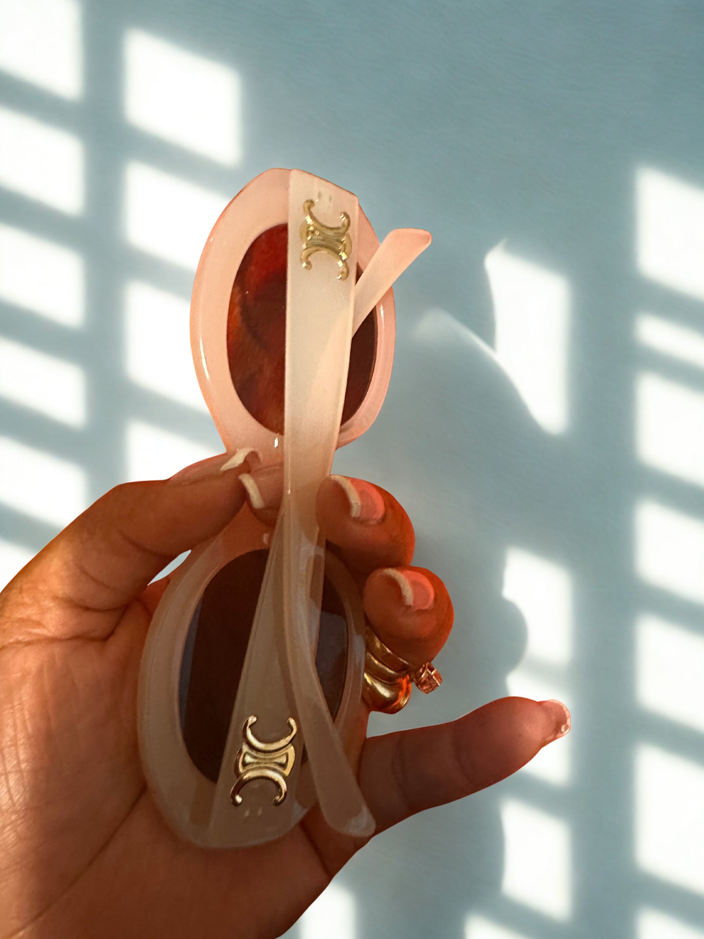 Gafas de sol estilo lujo con detalle dorado