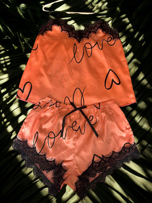 Conjunto corto satinado LOVE con encaje – pijama elegante y cómodo