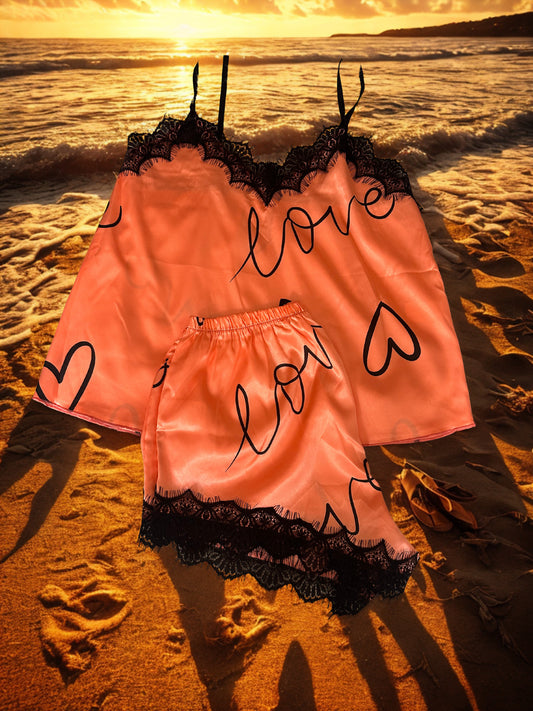Conjunto corto satinado LOVE con encaje – pijama elegante y cómodo