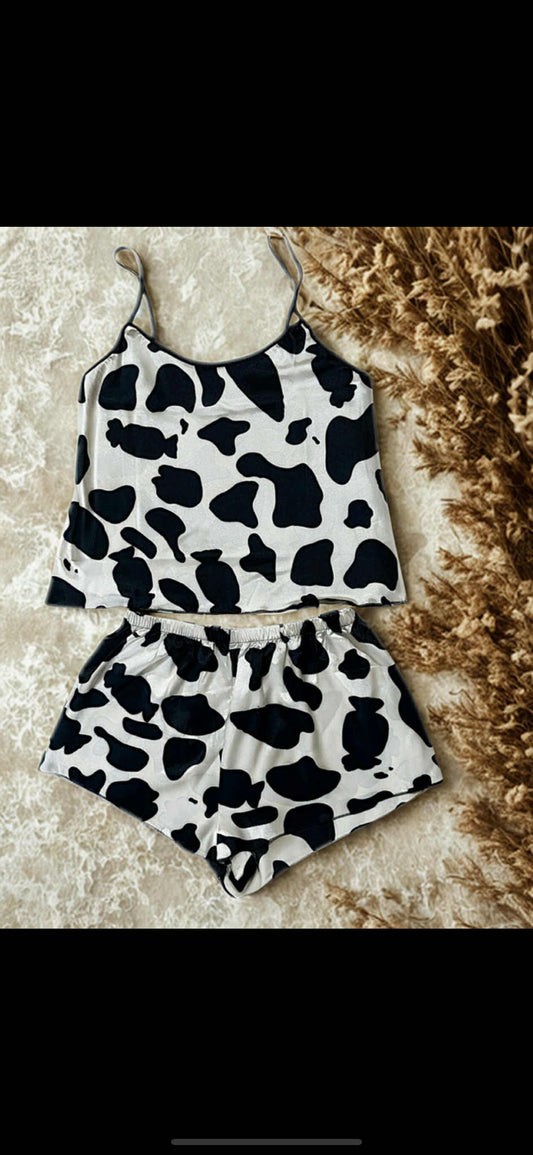 Pijama corto de satén estampado animal print para mujer – cómodo y elegante