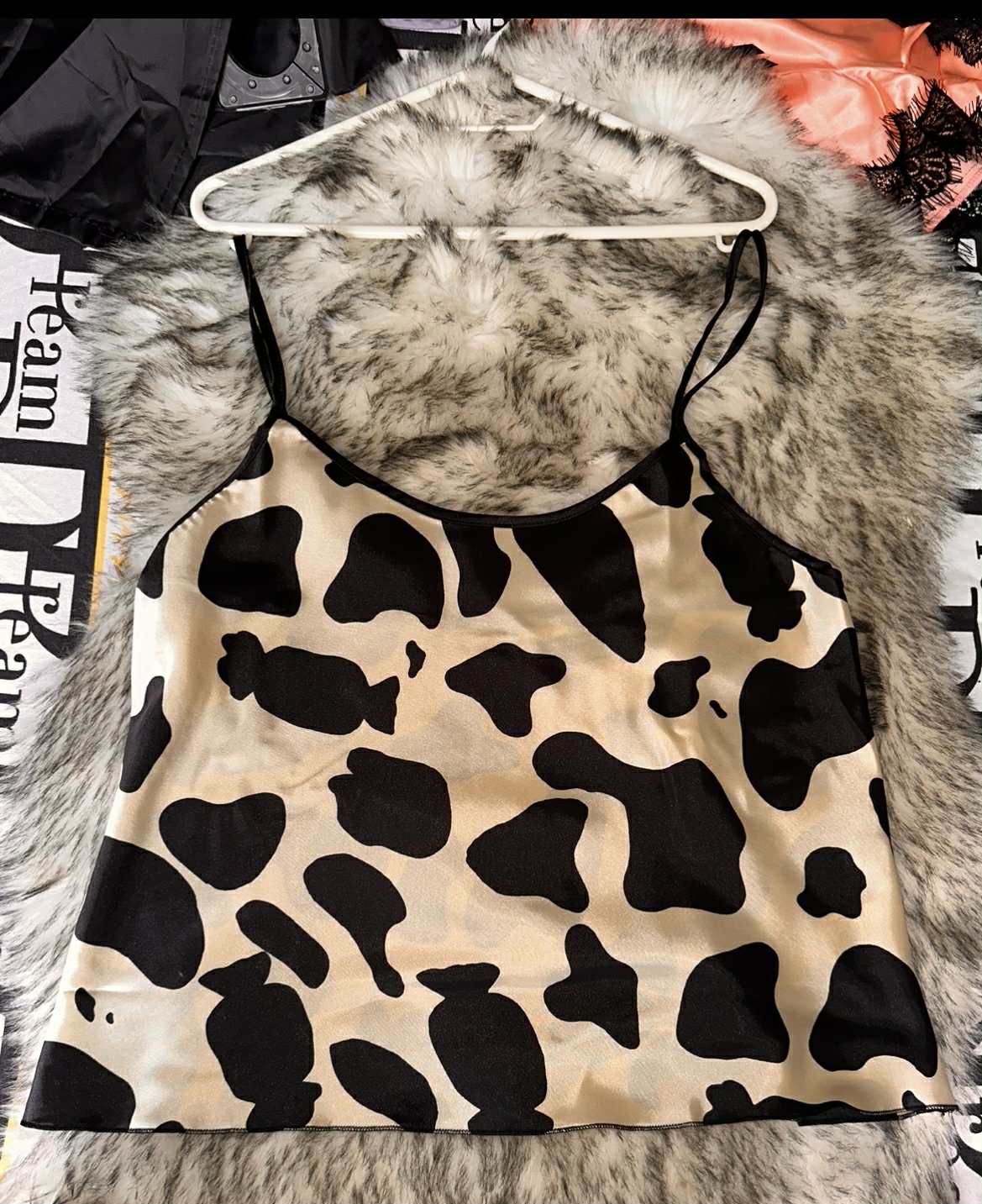 Pijama corto de satén estampado animal print para mujer – cómodo y elegante