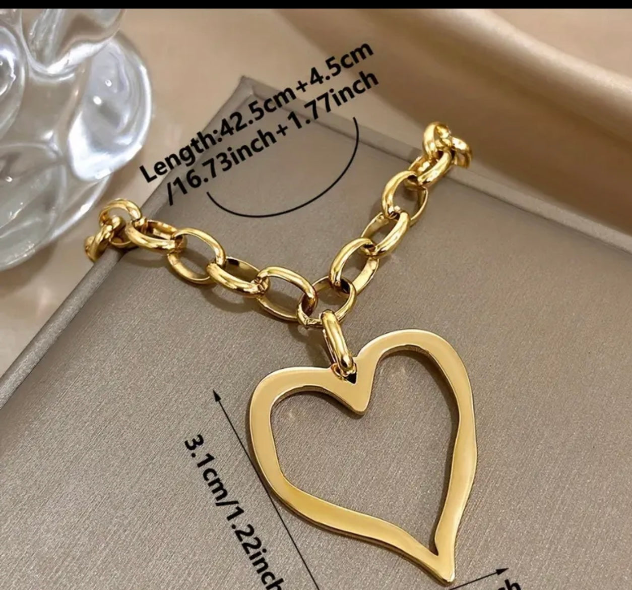 Collar Dorado en Acero Inoxidable – Colgante Corazón Hueco Elegante