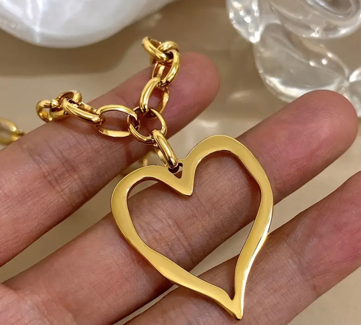 Collar Dorado en Acero Inoxidable – Colgante Corazón Hueco Elegante