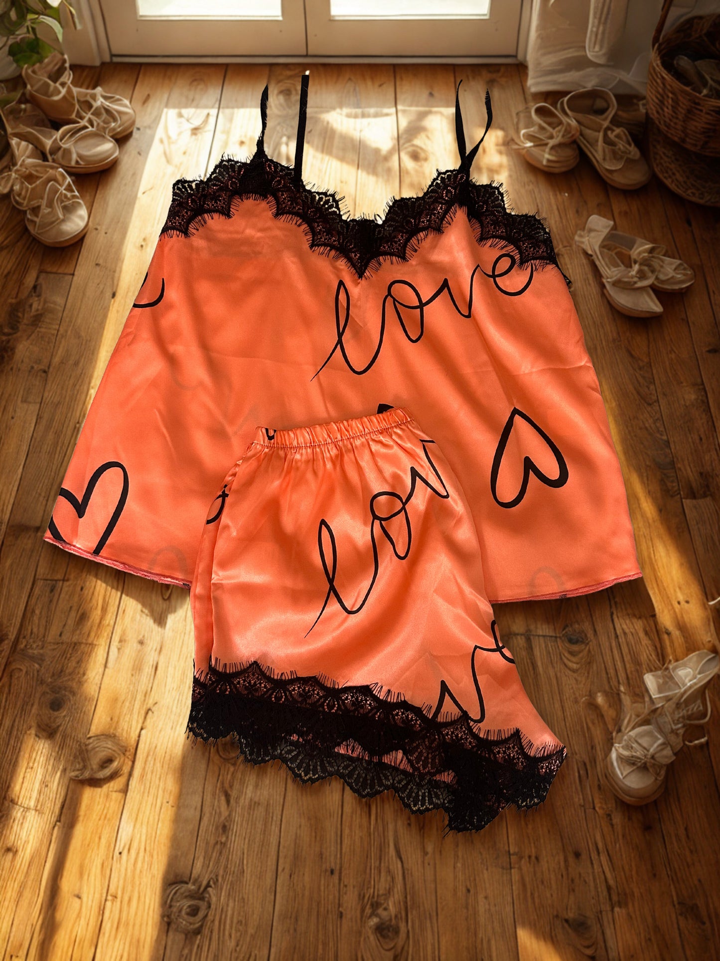 Conjunto corto satinado LOVE con encaje – pijama elegante y cómodo