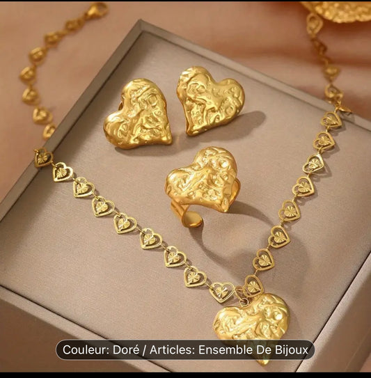 Set Dorado en Acero Inoxidable – Collar, Aretes y Anillo Corazón (3 piezas)