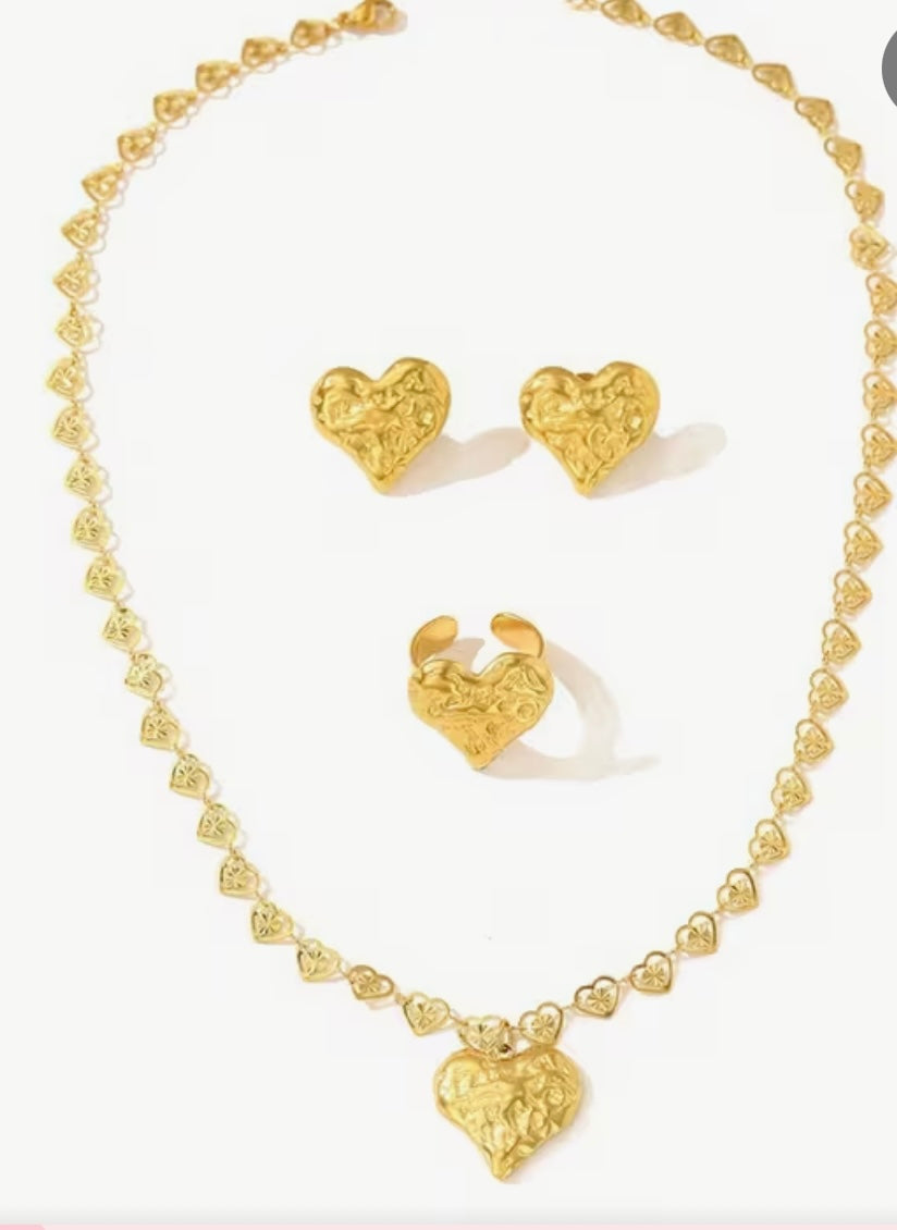 Set Dorado en Acero Inoxidable – Collar, Aretes y Anillo Corazón (3 piezas)