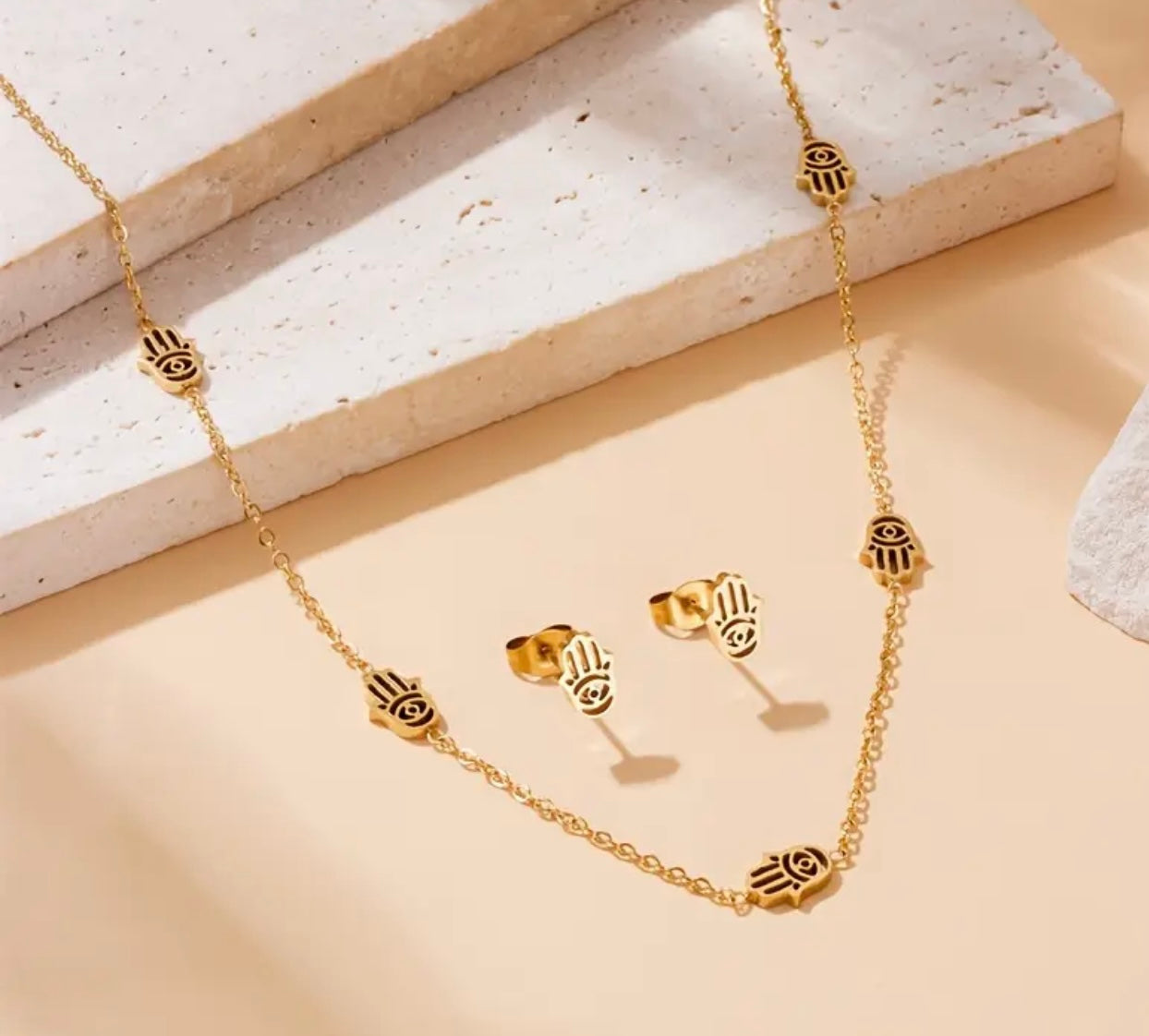 Set Dorado en Acero Inoxidable – Collar y Aretes Mano de Fátima (2 piezas)