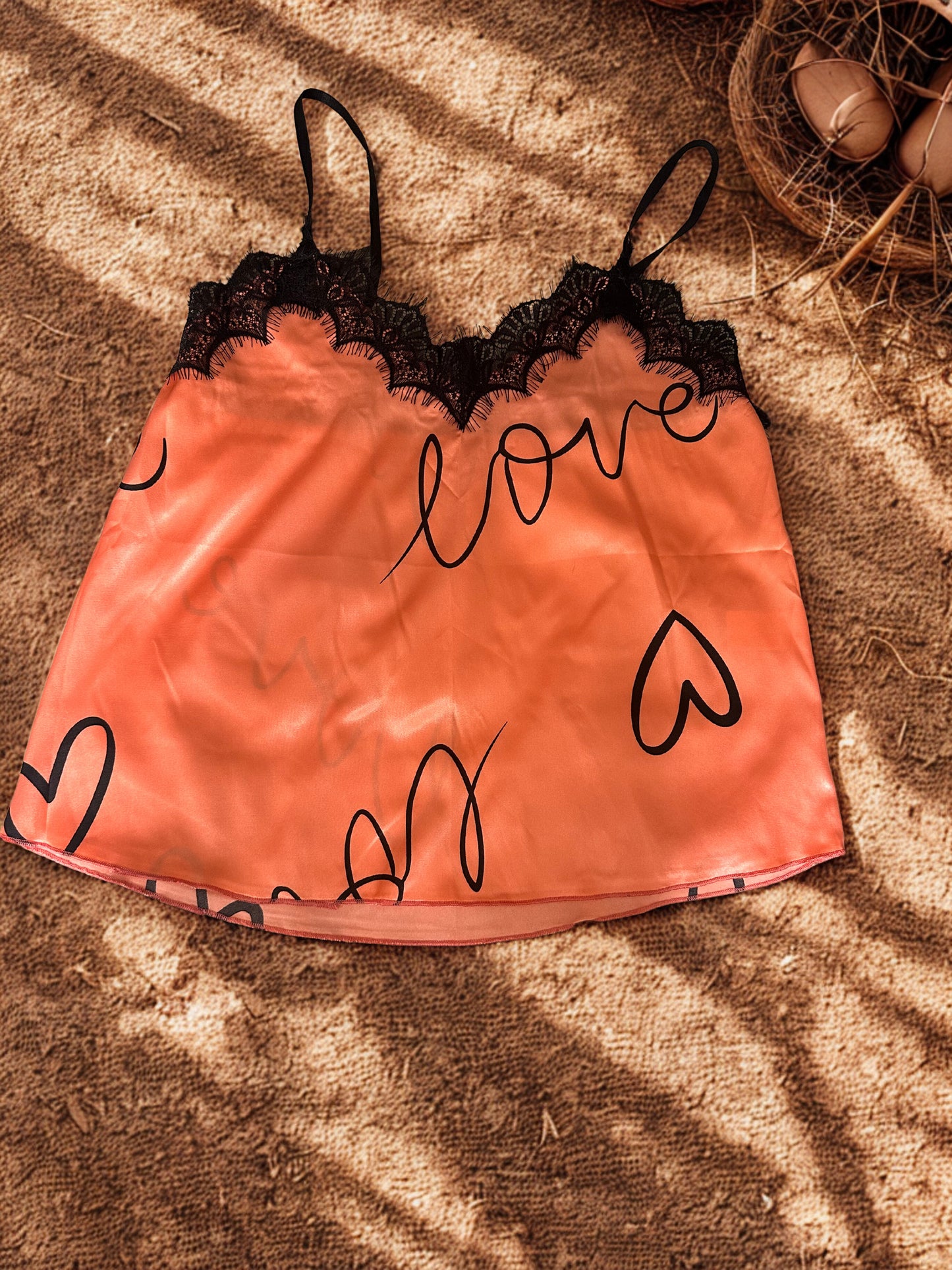 Conjunto corto satinado LOVE con encaje – pijama elegante y cómodo