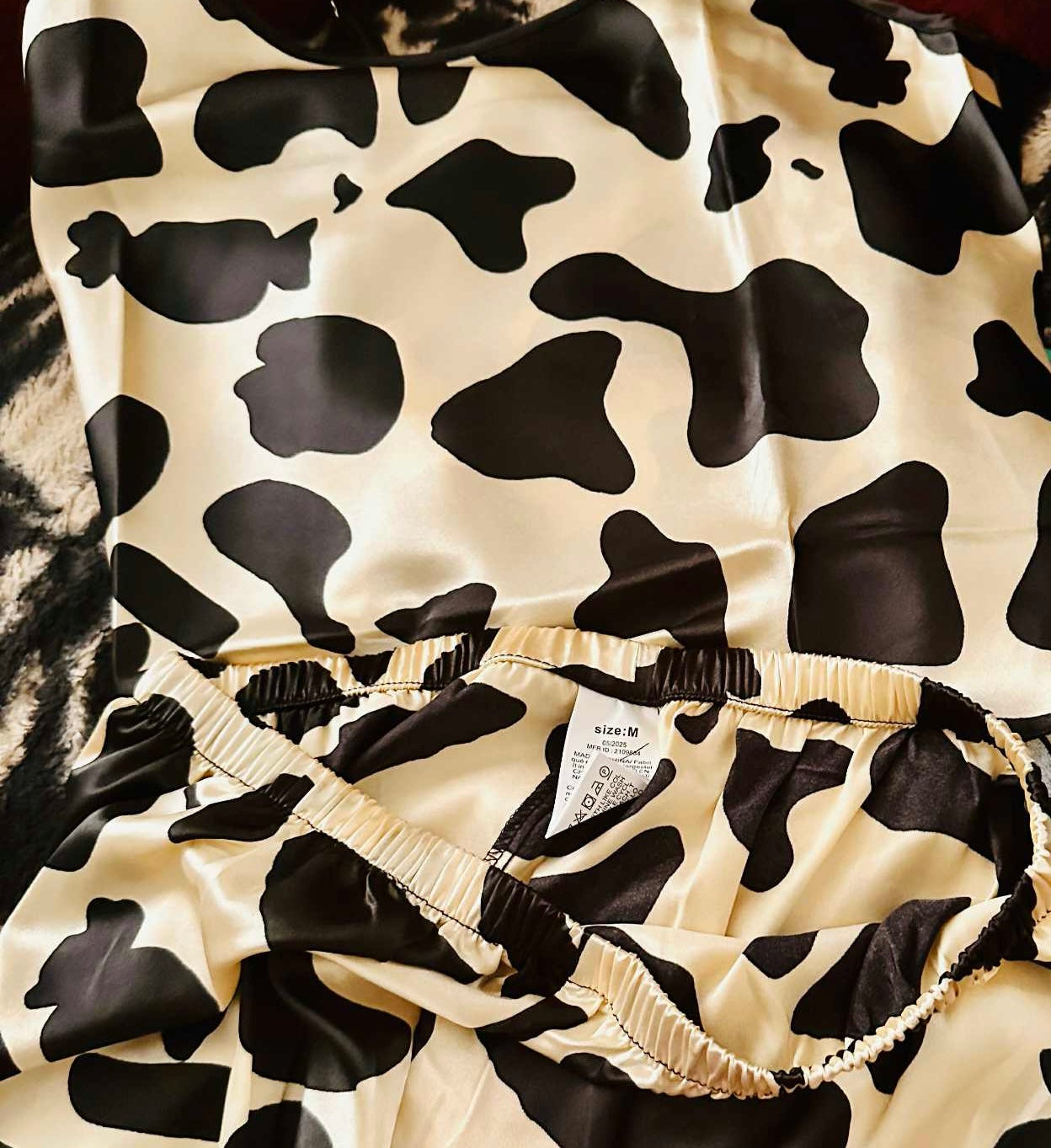 Pijama corto de satén estampado animal print para mujer – cómodo y elegante