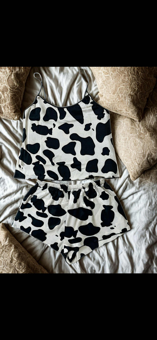 Pijama corto de satén estampado animal print para mujer – cómodo y elegante